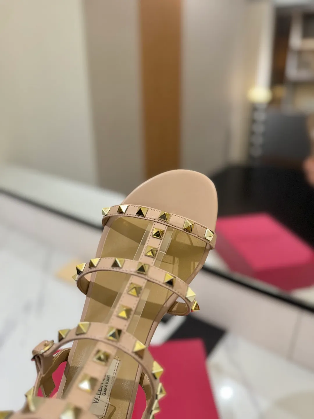 👟👟Ex-factory price 520👟👟 Valentino/Valentino rivet VT classic ankle-wrap rivet sandals, timeless 🆕 deeply rooted in people's hearts❤️A must-have item that never goes out of style🫰top replica! The side curves are perfect, the original molded custom-made rust-free rivets, and the textured hardware bring out a full sense of high-end, giving you a genuine foot feel! The first choice for high-end customers❤️ [Material] Upper: Original imported customized cowhide Inner lining: Original imported goatskin Outsole: Imported pearlescent leather outsole Code number: 35-39 [34, 40, 41, 42 are custom-made and cannot be returned or exchanged]